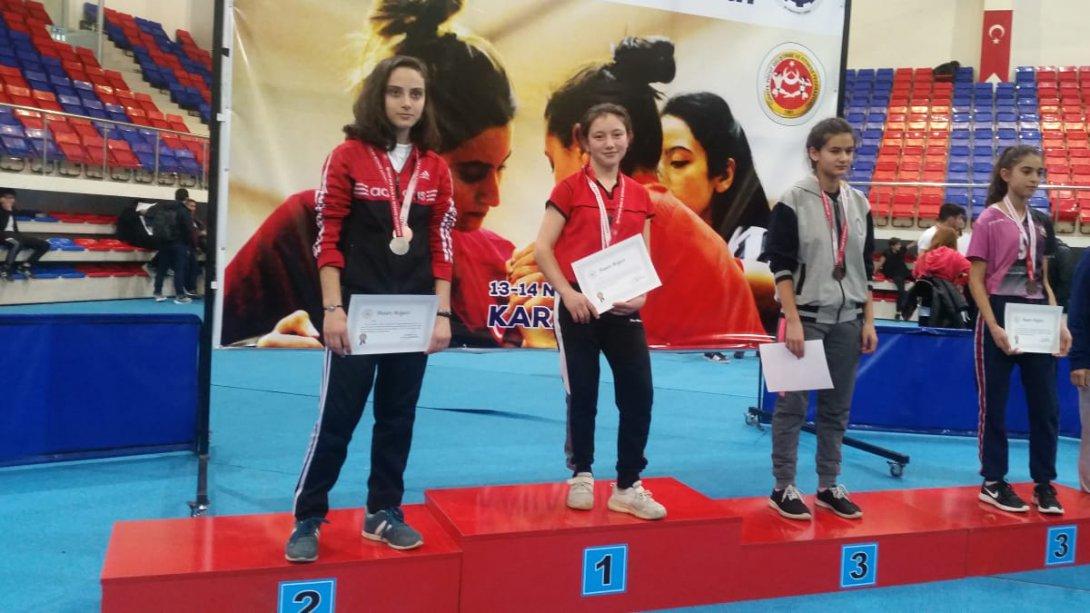 Piraziz MTAL 9. Sınıf Öğrencimiz Hayrunisa Keleşoğlu Bilek Güreşinde Türkiye Şampiyonu Oldu