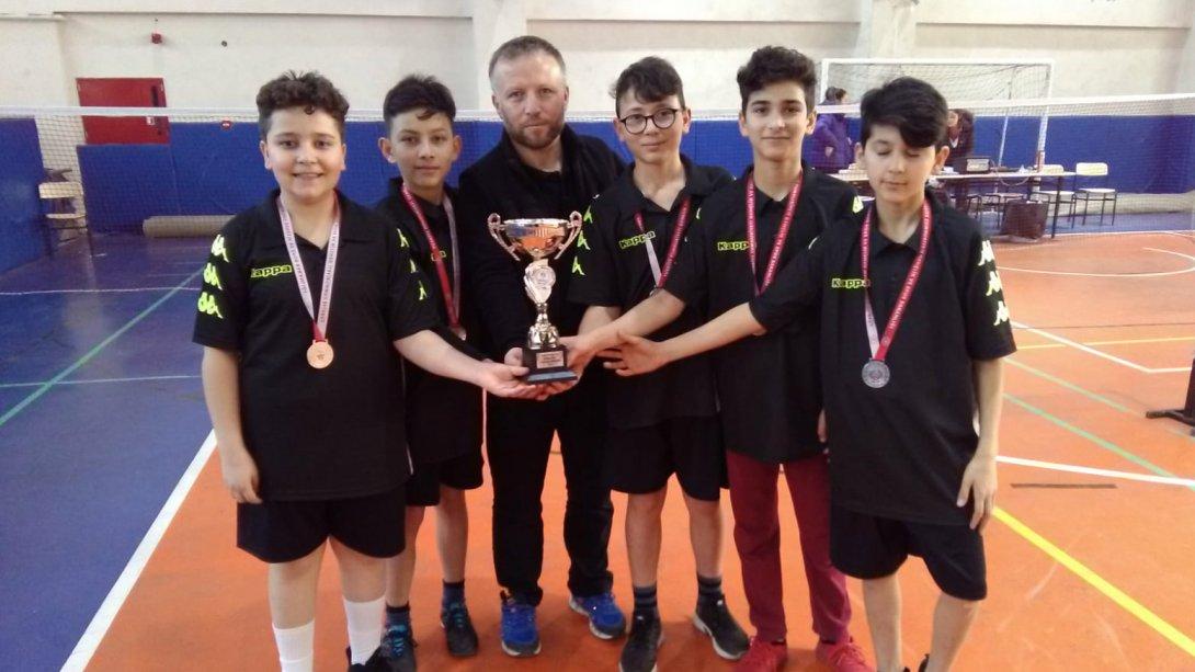 Badminton Yıldızlarda İlimizi Bölge Finallerinde Temsil Etmeye Hak Kazandık