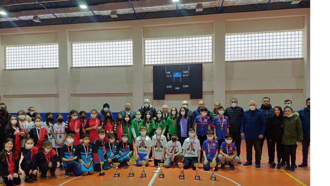 Küçükler Badminton İl Müsabakalarında il 2. ligi ve 3. lüğu Piraziz 15 Temmuz Şehitler Ortaokulunda