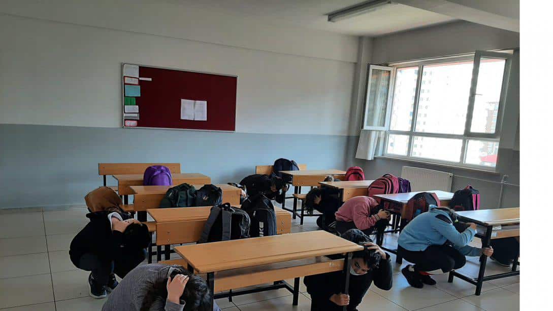 Piraziz Okullarında Deprem Tatbikatı Yapıldı