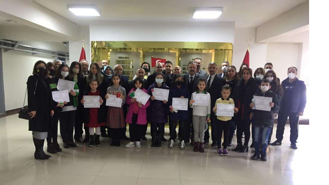 Ödüllerini İl Milli Eğitim Müdürü Sayın Ertuğrul Tosunoğlu'ndan Aldılar