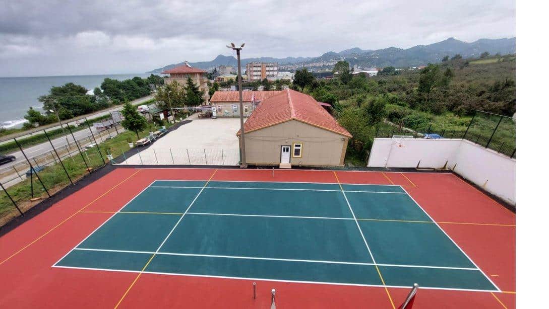 DOKAP'tan Piraziz'de Okul Bahçesine Modern Spor Alanı