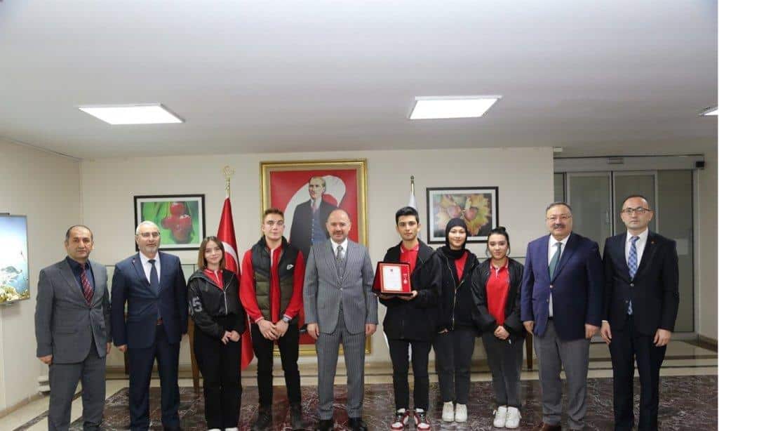 Sayın Valimiz SERDENGEÇTİ, Türk Silahlı Kuvvetleri için Bağış Yapan Pirazizli Öğrencileri Makamında Kabul Etti