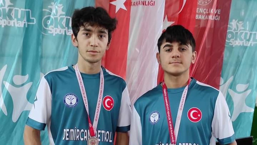 Öğrencilerimiz Türkiye Finallerinde Tebrikler Gençler