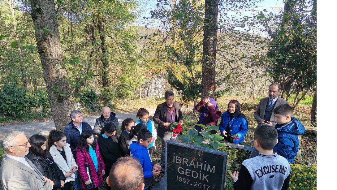 Ebediyete Göçen Öğretmenlerimiz Kabri Başında Anıldı